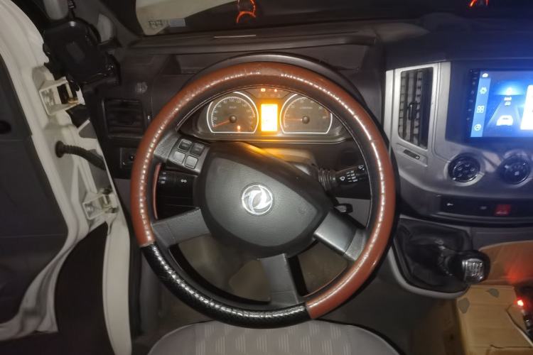 Used Dongfeng Yufeng 2018 2.5T Logistics Vehicle A100 Long Wheelbase Mid-Roof 5-9 Seater China V Emission Standard ZD25 Steering Wheel