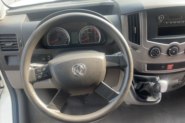 Used Dongfeng Yufeng 2018 2.3TA100 Standard Edition Logistics Vehicle Short Wheelbase Mid-Roof Design 5-9 Seater Powered by WP2.3 Steering Wheel