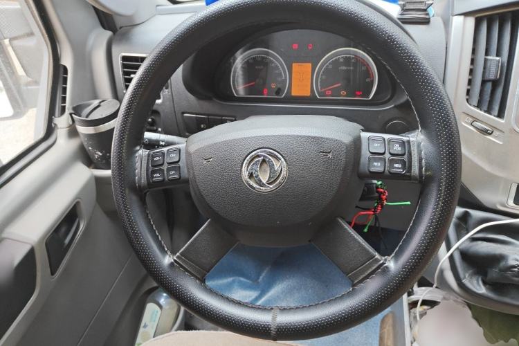 Used Dongfeng Yufeng 2018 2.5T Logistics Vehicle A100 Short Wheelbase Mid-Roof 5-9 Seater China V Standard ZD25 Steering Wheel