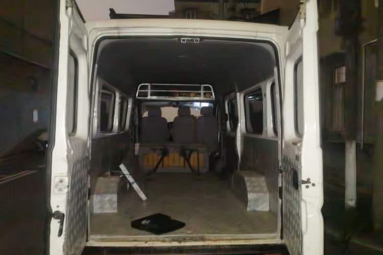 Used Dongfeng Yufeng 2018 2.5T Logistics Vehicle A100 Long Wheelbase Mid-Roof 5-9 Seater China V Emission Standard ZD25 Trunk