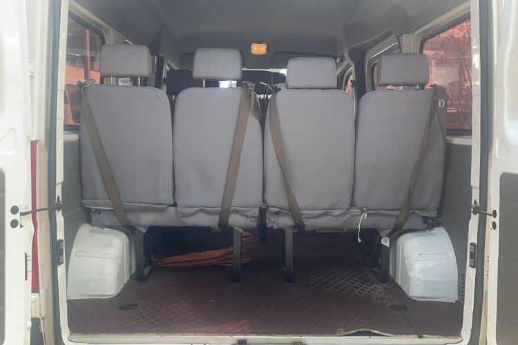 Used Dongfeng Yufeng 2018 2.3TA100 Standard Edition Logistics Vehicle Short Wheelbase Mid-Roof Design 5-9 Seater Powered by WP2.3 Trunk