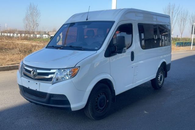 Used Dongfeng Yufeng 2018 2.3TA100 Standard Edition Logistics Vehicle Short Wheelbase Mid-Roof Design 5-9 Seater Powered by WP2.3