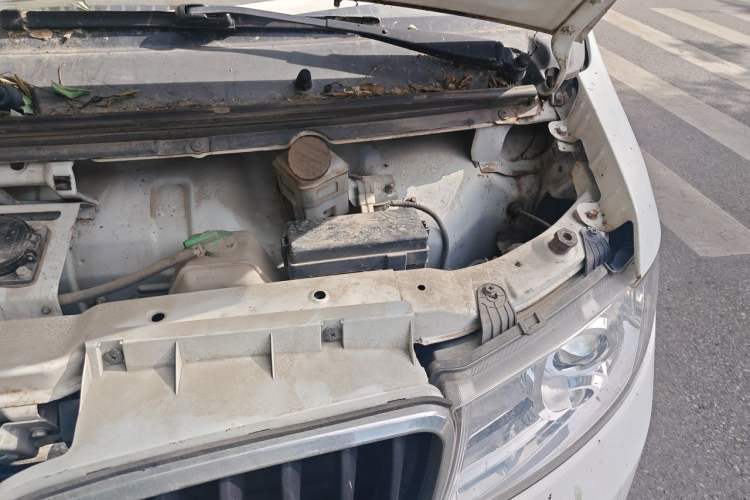 Used Dongfeng Yufeng  Engine Bay Left
