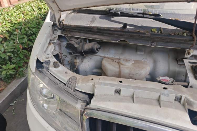 Used Dongfeng Yufeng  Engine Bay Right