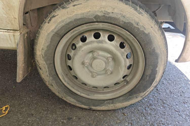 Used Dongfeng Yufeng  Right Front Wheel Hub