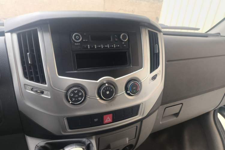Used Dongfeng Yufeng 2020 2.3T Economy Standard Edition Logistics Vehicle Short Wheelbase Mid-Roof Design 5-9 Seats WP2.3 Audio And AC Panel