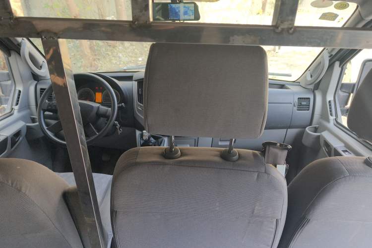 Used Dongfeng Yufeng 2020 2.3T Economy Logistics Vehicle Long Wheelbase High Roof 5-9 Seater WP2.3 Center Console