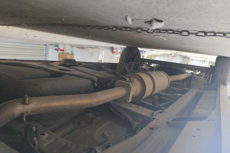 Used Dongfeng Yufeng 2020 2.3T Economy Logistics Vehicle Long Wheelbase High Roof 5-9 Seater WP2.3 Chassis Front Right