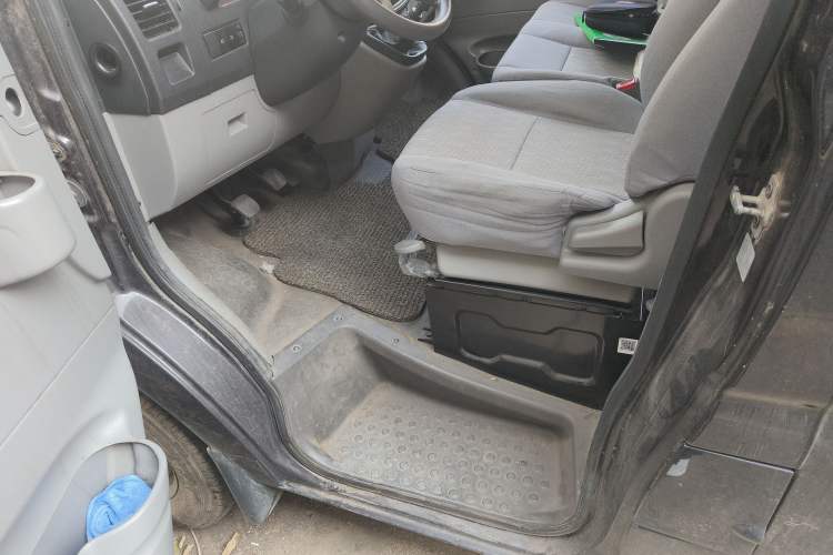 Used Dongfeng Yufeng 2020 2.3T Economy Logistics Vehicle Long Wheelbase High Roof 5-9 Seater WP2.3 Driver Seat