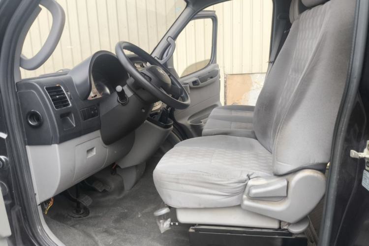Used Dongfeng Yufeng 2020 2.3T Economy Standard Edition Logistics Vehicle Short Wheelbase Mid-Roof Design 5-9 Seats WP2.3 Driver Seat