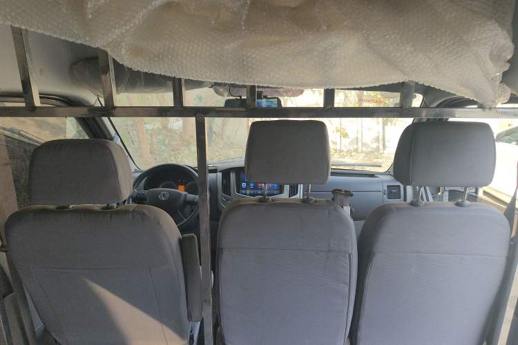 Used Dongfeng Yufeng 2020 2.3T Economy Logistics Vehicle Long Wheelbase High Roof 5-9 Seater WP2.3 Headliner