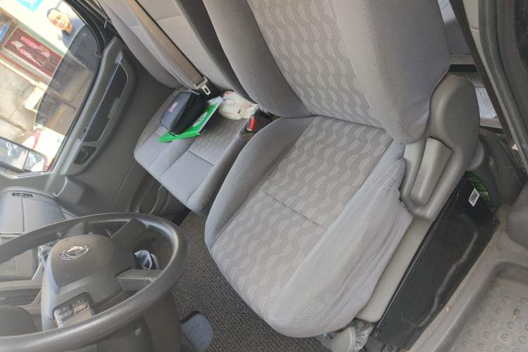 Used Dongfeng Yufeng 2020 2.3T Economy Logistics Vehicle Long Wheelbase High Roof 5-9 Seater WP2.3 Left Front Seat