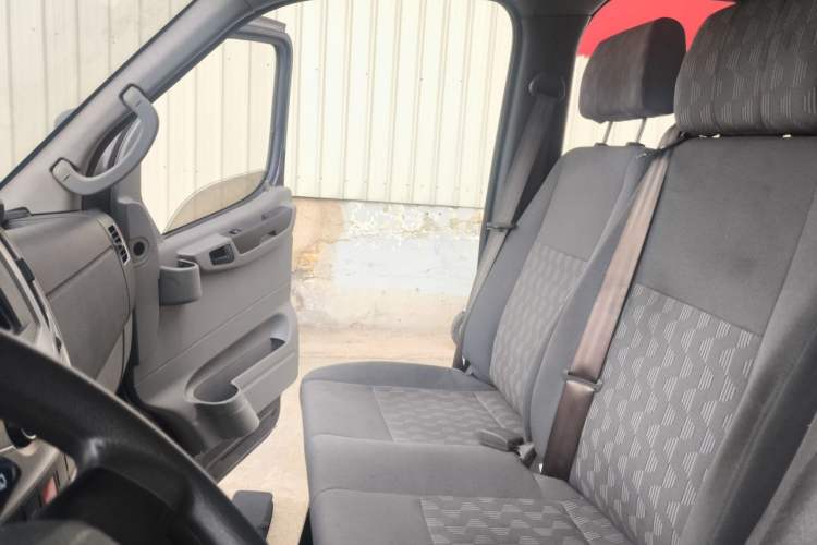 Used Dongfeng Yufeng 2020 2.3T Economy Standard Edition Logistics Vehicle Short Wheelbase Mid-Roof Design 5-9 Seats WP2.3 Left Front Seat