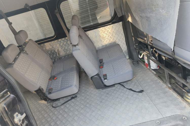 Used Dongfeng Yufeng 2020 2.3T Economy Logistics Vehicle Long Wheelbase High Roof 5-9 Seater WP2.3 Left Rear Seat