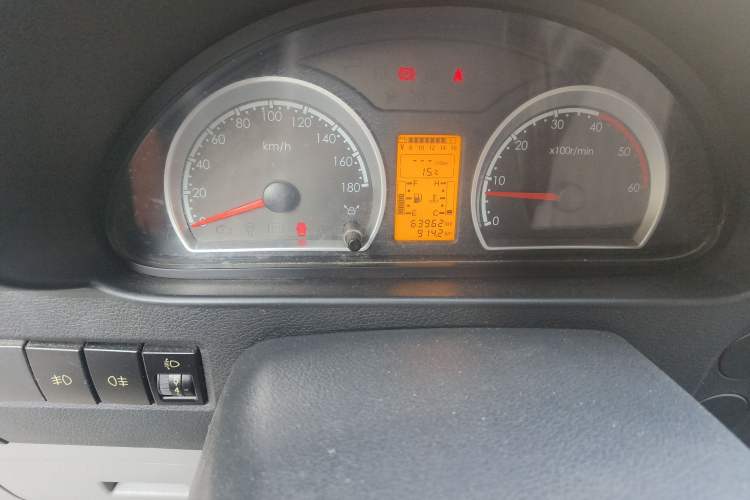 Used Dongfeng Yufeng 2020 2.3T Economy Logistics Vehicle Long Wheelbase High Roof 5-9 Seater WP2.3 Odometer Close Up