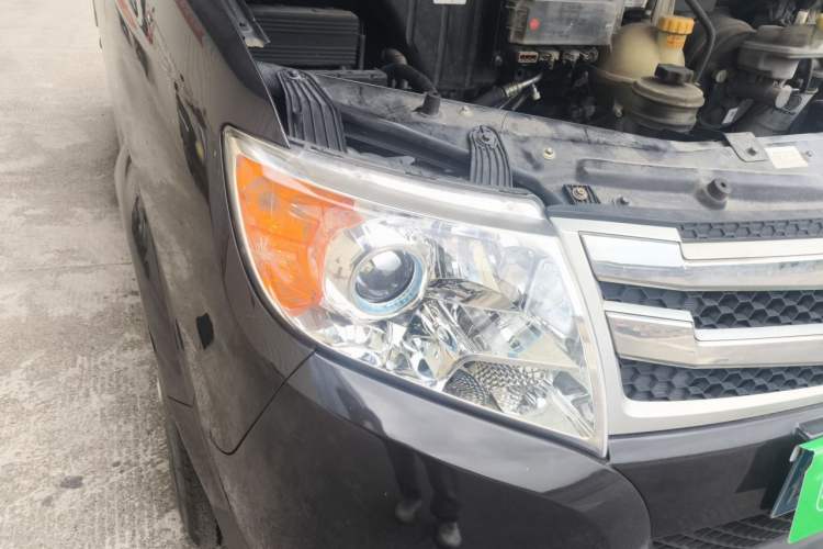 Used Dongfeng Yufeng 2020 2.3T Economy Standard Edition Logistics Vehicle Short Wheelbase Mid-Roof Design 5-9 Seats WP2.3 Right Front Headlight