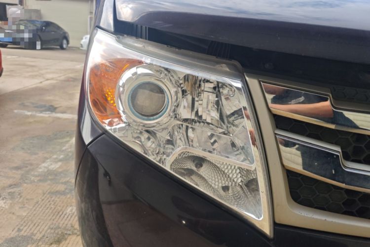 Used Dongfeng Yufeng 2020 2.3T Economy Standard Edition Logistics Vehicle Short Wheelbase Mid-Roof Design 5-9 Seats WP2.3 Right Front Headlight