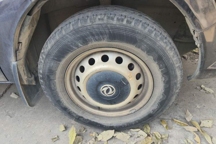 Used Dongfeng Yufeng 2020 2.3T Economy Logistics Vehicle Long Wheelbase High Roof 5-9 Seater WP2.3 Right Front Wheel Hub