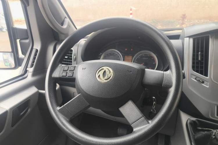 Used Dongfeng Yufeng 2020 2.3T Economy Standard Edition Logistics Vehicle Short Wheelbase Mid-Roof Design 5-9 Seats WP2.3 Steering Wheel