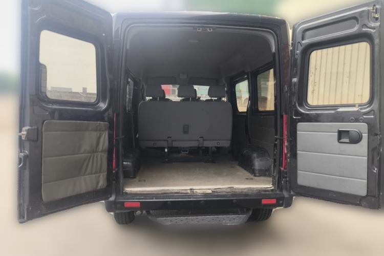 Used Dongfeng Yufeng 2020 2.3T Economy Standard Edition Logistics Vehicle Short Wheelbase Mid-Roof Design 5-9 Seats WP2.3 Trunk