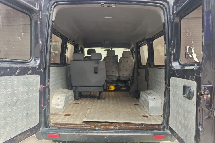 Used Dongfeng Yufeng 2020 2.3T Economy Standard Edition Logistics Vehicle Short Wheelbase Mid-Roof Design 5-9 Seats WP2.3 Trunk