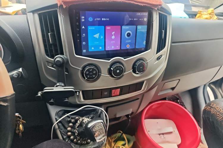 Used Dongfeng Yufeng 2020 2.3T Economy Logistics Vehicle Long Wheelbase Mid-Roof Design 5-9 Seater WP2.3 Audio And AC Panel