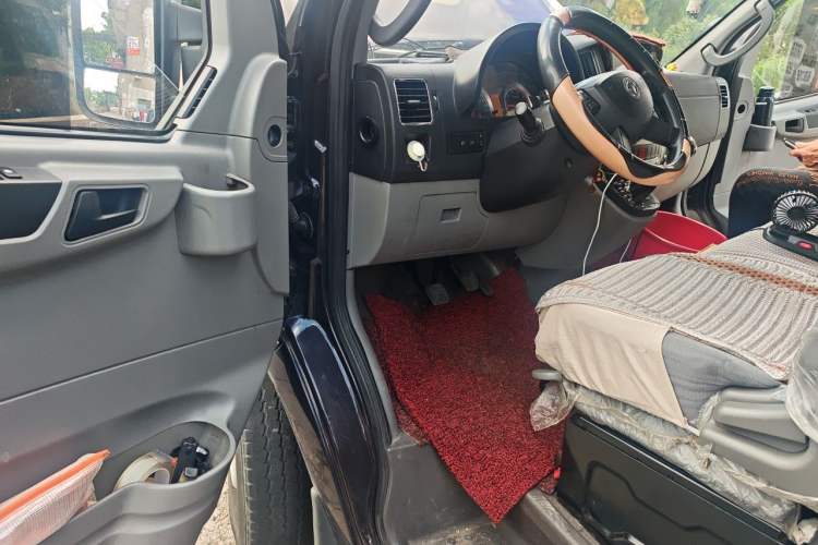 Used Dongfeng Yufeng 2020 2.3T Economy Logistics Vehicle Long Wheelbase Mid-Roof Design 5-9 Seater WP2.3 Driver Seat