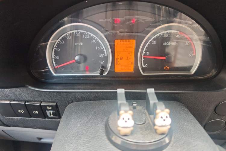 Used Dongfeng Yufeng 2020 2.3T Economy Logistics Vehicle Long Wheelbase Mid-Roof Design 5-9 Seater WP2.3 Odometer Close Up