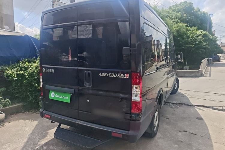 Used Dongfeng Yufeng 2020 2.3T Economy Logistics Vehicle Long Wheelbase Mid-Roof Design 5-9 Seater WP2.3 Rear Right 45 Deg