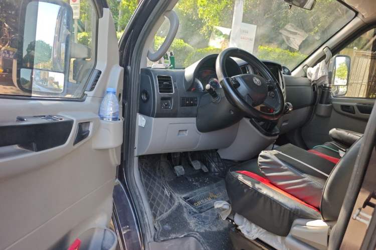 Used Dongfeng Yufeng 2020 2.5T V9 Logistics Vehicle Long Wheelbase Mid-Roof Design 6-9 Seater China V Emission Standard ZD25 Driver Seat