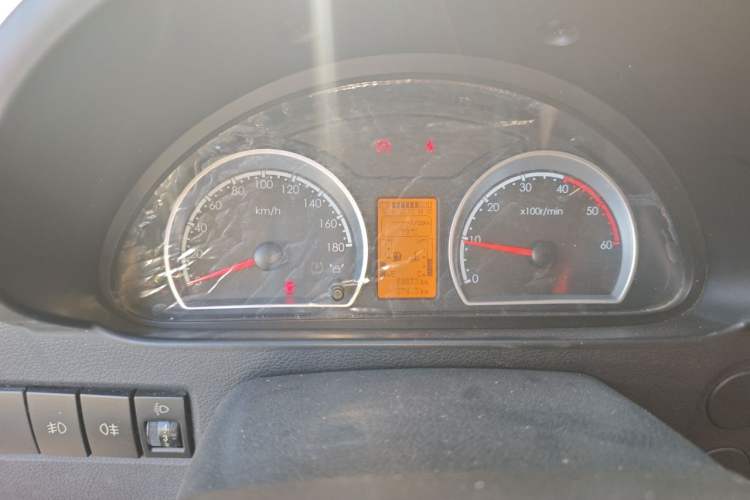 Used Dongfeng Yufeng 2020 2.5T V9 Logistics Vehicle Long Wheelbase Mid-Roof Design 6-9 Seater China V Emission Standard ZD25 Instrument Cluster