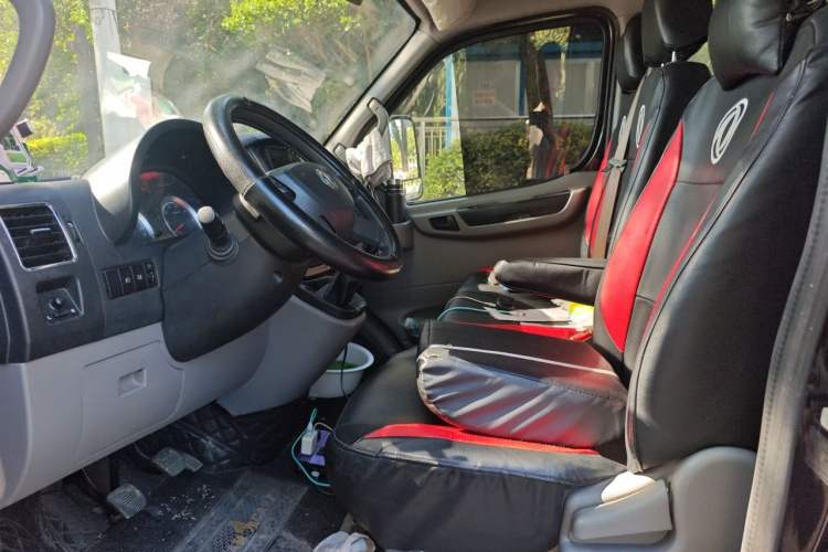 Used Dongfeng Yufeng 2020 2.5T V9 Logistics Vehicle Long Wheelbase Mid-Roof Design 6-9 Seater China V Emission Standard ZD25 Left Front Seat
