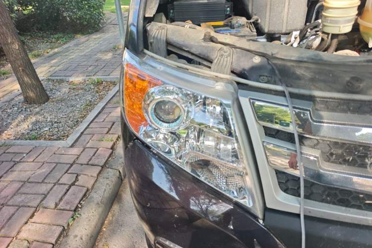 Used Dongfeng Yufeng 2020 2.5T V9 Logistics Vehicle Long Wheelbase Mid-Roof Design 6-9 Seater China V Emission Standard ZD25 Right Front Headlight