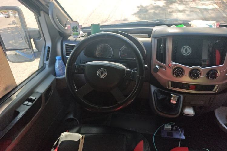 Used Dongfeng Yufeng 2020 2.5T V9 Logistics Vehicle Long Wheelbase Mid-Roof Design 6-9 Seater China V Emission Standard ZD25 Steering Wheel