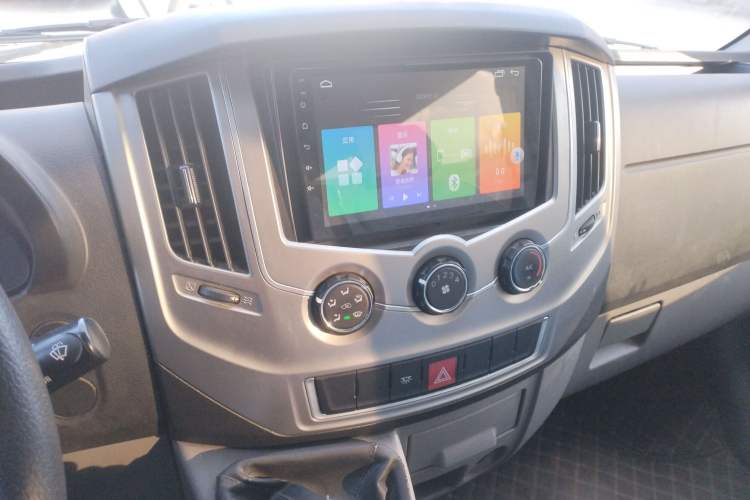 Used Dongfeng Yufeng 2020 2.3T Economy Standard Edition Logistics Vehicle Short Wheelbase Mid-Roof Design 5-9 Seats WP2.3 Audio And AC Panel