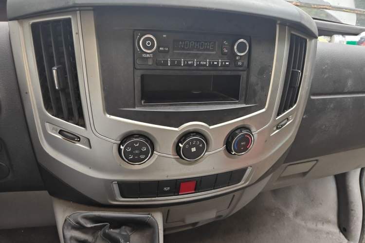 Used Dongfeng Yufeng 2020 2.3T Economy Standard Edition Logistics Vehicle Short Wheelbase Mid-Roof Design 5-9 Seats WP2.3 Audio And AC Panel
