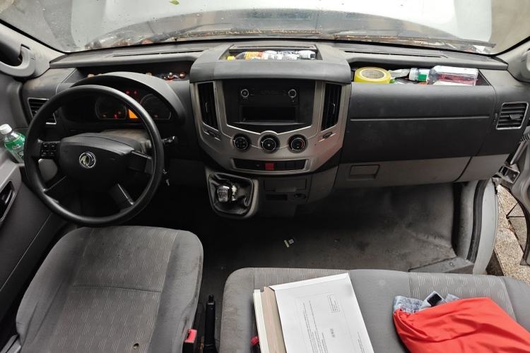 Used Dongfeng Yufeng 2020 2.3T Economy Standard Edition Logistics Vehicle Short Wheelbase Mid-Roof Design 5-9 Seats WP2.3 Center Console