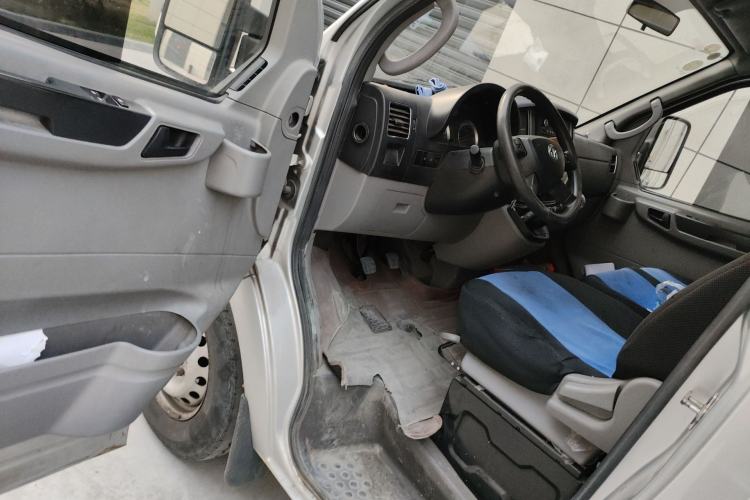 Used Dongfeng Yufeng 2020 2.5T V9 Value-Added Edition Logistics Vehicle Short Wheelbase Mid-Roof Design 5–9 Seater China V Emission Standard ZD25 Driver Seat