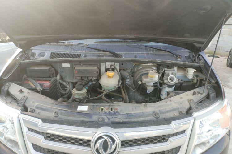 Used Dongfeng Yufeng 2020 2.3T Economy Standard Edition Logistics Vehicle Short Wheelbase Mid-Roof Design 5-9 Seats WP2.3 Engine Bay