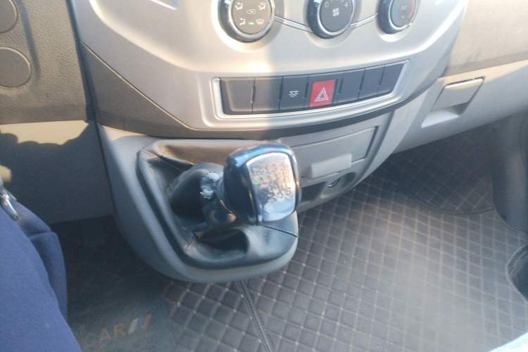 Used Dongfeng Yufeng 2020 2.3T Economy Standard Edition Logistics Vehicle Short Wheelbase Mid-Roof Design 5-9 Seats WP2.3 Gear Lever