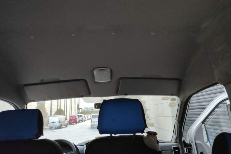 Used Dongfeng Yufeng 2020 2.5T V9 Value-Added Edition Logistics Vehicle Short Wheelbase Mid-Roof Design 5–9 Seater China V Emission Standard ZD25 Headliner