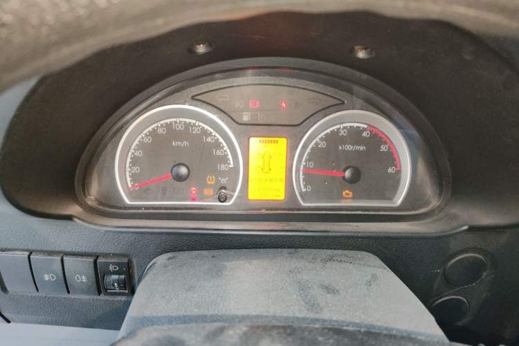 Used Dongfeng Yufeng 2020 2.5T V9 Value-Added Edition Logistics Vehicle Short Wheelbase Mid-Roof Design 5–9 Seater China V Emission Standard ZD25 Instrument Cluster