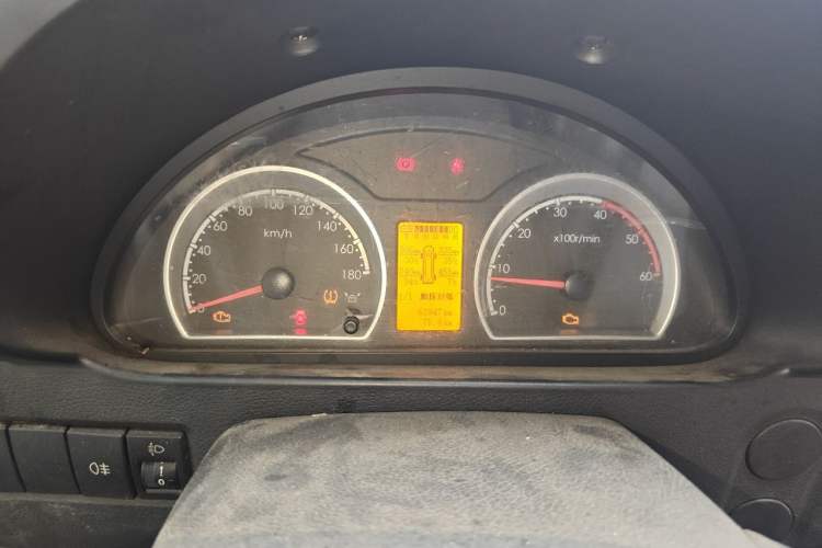Used Dongfeng Yufeng 2020 2.3T Economy Standard Edition Logistics Vehicle Short Wheelbase Mid-Roof Design 5-9 Seats WP2.3 Instrument Cluster
