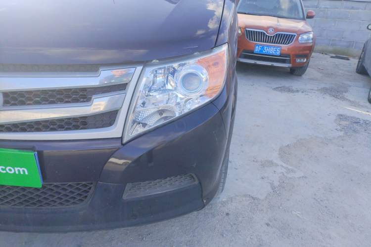 Used Dongfeng Yufeng 2020 2.3T Economy Standard Edition Logistics Vehicle Short Wheelbase Mid-Roof Design 5-9 Seats WP2.3 Left Front Headlight