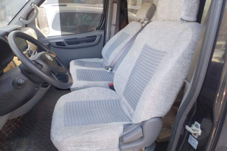 Used Dongfeng Yufeng 2020 2.3T Economy Standard Edition Logistics Vehicle Short Wheelbase Mid-Roof Design 5-9 Seats WP2.3 Left Front Seat