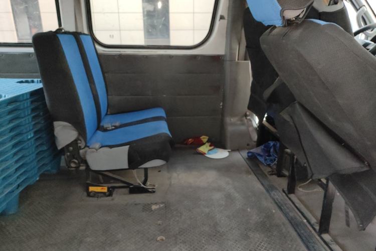 Used Dongfeng Yufeng 2020 2.5T V9 Value-Added Edition Logistics Vehicle Short Wheelbase Mid-Roof Design 5–9 Seater China V Emission Standard ZD25 Left Rear Seat