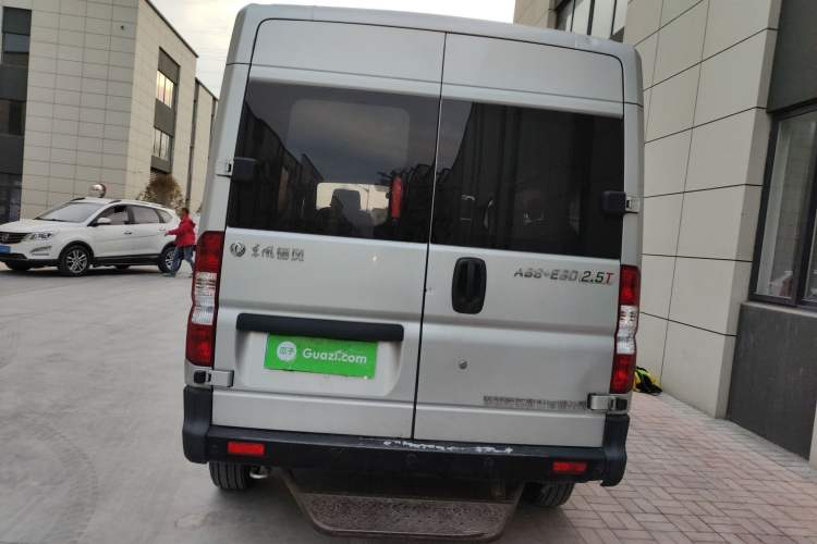 Used Dongfeng Yufeng 2020 2.5T V9 Value-Added Edition Logistics Vehicle Short Wheelbase Mid-Roof Design 5–9 Seater China V Emission Standard ZD25 Rear