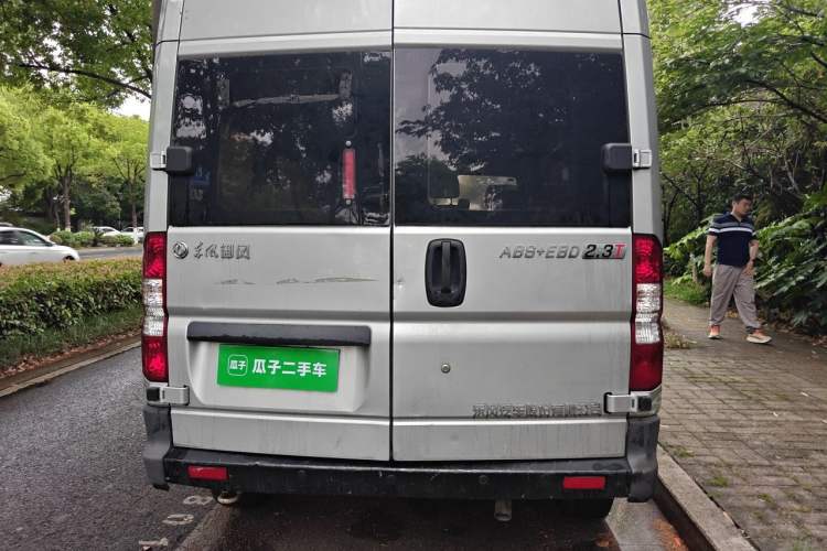 Used Dongfeng Yufeng 2020 2.3T Economy Standard Edition Logistics Vehicle Short Wheelbase Mid-Roof Design 5-9 Seats WP2.3 Rear