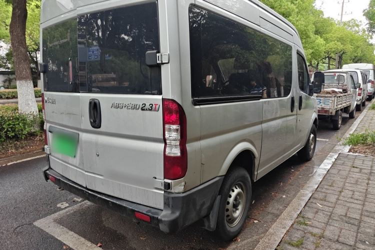 Used Dongfeng Yufeng 2020 2.3T Economy Standard Edition Logistics Vehicle Short Wheelbase Mid-Roof Design 5-9 Seats WP2.3 Rear Right 45 Deg