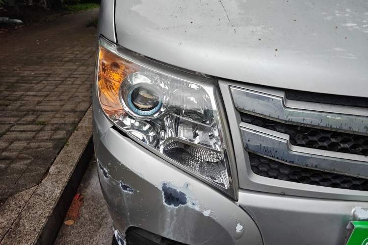 Used Dongfeng Yufeng 2020 2.3T Economy Standard Edition Logistics Vehicle Short Wheelbase Mid-Roof Design 5-9 Seats WP2.3 Right Front Headlight